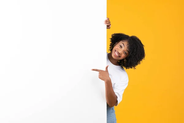 Fröhliche Afrikanisch Amerikanische Lockenkopf Frau Weißem Shirt Hat Spaß Und — Stockfoto