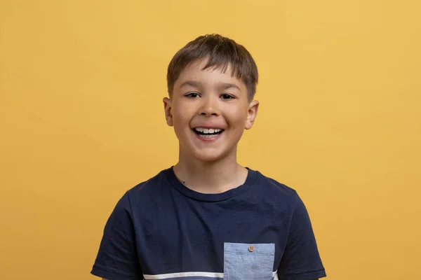 Zdjęcie Portret Cute Wesoły Szczęśliwy Mały Uczony Wieku Chłopiec Zębami — Zdjęcie stockowe