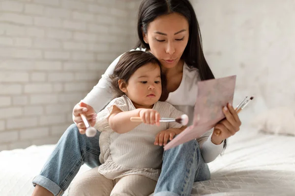 Aziatisch Baby Dochter Spelen Met Moeders Make Cosmetica Borstels Hebben — Stockfoto