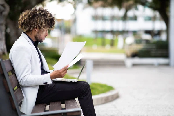Forretningskarriere Afrikansk Amerikansk Middelaldrende Entreprenør Som Jobber Med Laptop Leser – stockfoto