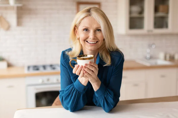 Neşeli Olgun Bir Kadın Evde Bitki Çayından Zevk Alıyor Modern — Stok fotoğraf