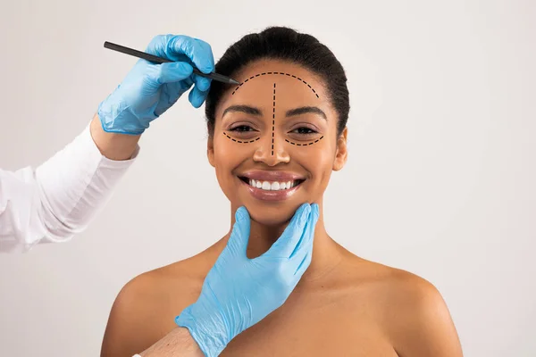 Ästhetische Kosmetologie Glücklich Hübsche Junge 30Er Afrikanisch Oben Ohne Frau — Stockfoto
