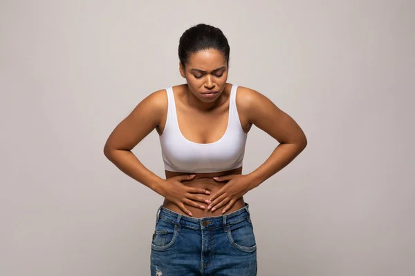 Mulher Negra Jovem Perturbado Que Sofre Dor Estômago Tocando Barriga — Fotografia de Stock