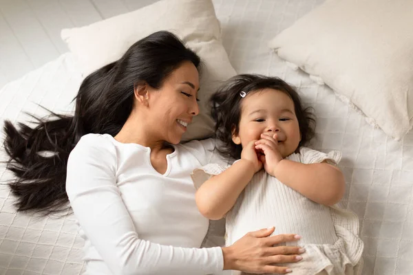 Moments Maternité Vue Angle Élevé Mère Asiatique Fille Bébé Allongés — Photo