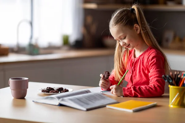 Porträt Eines Kleinen Schulmädchens Das Während Der Hausaufgaben Snacks Sich — Stockfoto