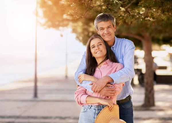 Happy Mature Couple Embracing Smiling Camera While Posing Outdoors Romantic — Stock Photo, Image