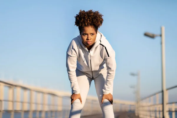 Portrét Unavené Černošky Žena Relaxační Jogging Venku Vyčerpaný Mladý Afroameričan — Stock fotografie