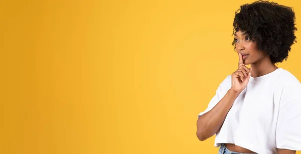 Lächelnde Afrikanisch Amerikanische Lockenkopf Frau Weißem Shirt Drückt Finger Lippen — Stockfoto