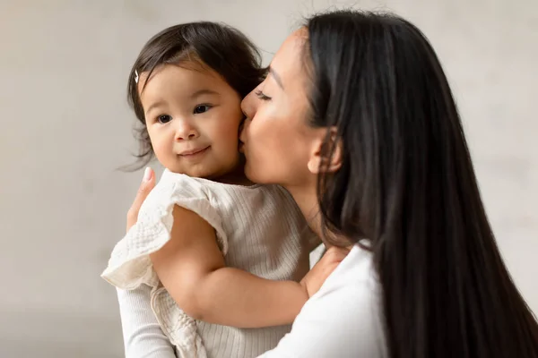 Béatitude Maternité Aimer Mère Coréenne Embrasser Son Bébé Fille Exprimant — Photo