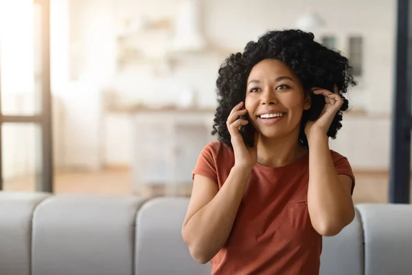 Happy African American Female Talking Mobile Phone Thuis Vrolijke Jonge — Stockfoto