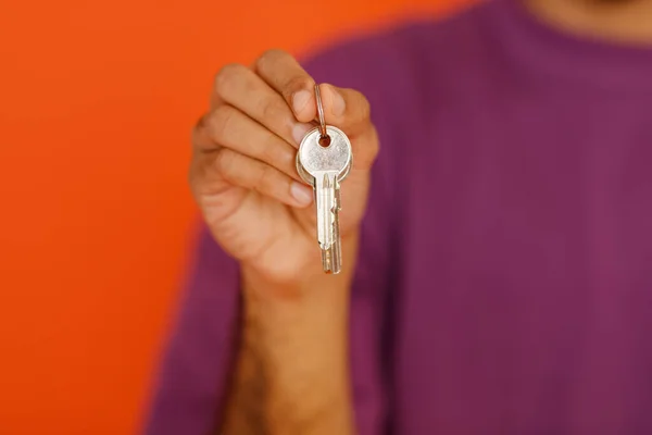 Cropped Dark Skinnes Guy Holding Keys Keychain New House Isolated — Stock Photo, Image