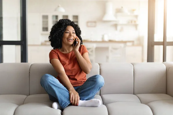 Angenehmer Ruf Fröhliche Afroamerikanerin Lächelt Während Sie Hause Auf Dem — Stockfoto