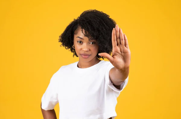 Ernsthaft Selbstbewusste Afrikanisch Amerikanische Lockenkopf Frau Weißem Shirt Die Hand — Stockfoto