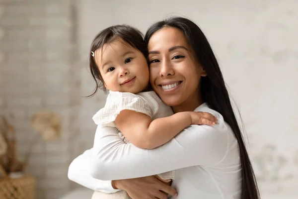 Umarmung Der Liebe Asiatische Mama Die Ihr Kleines Kind Zärtlich — Stockfoto