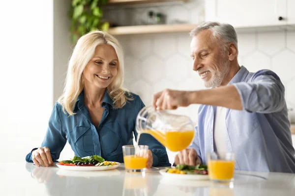Cónyuges Ancianos Felices Comiendo Sabroso Desayuno Saludable Almuerzo Bebiendo Jugo — Foto de Stock