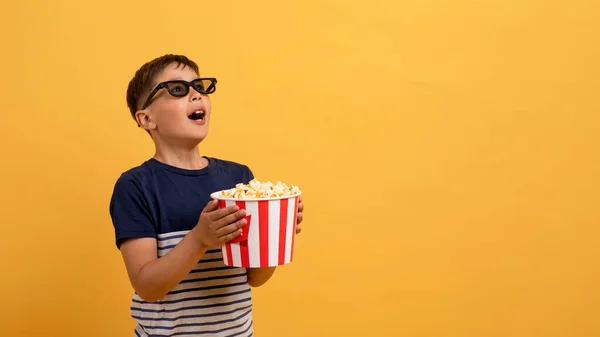 Dětské Kino Šokovaný Chlapeček Popcornem Brýlích Při Pohledu Kopírovací Prostor — Stock fotografie