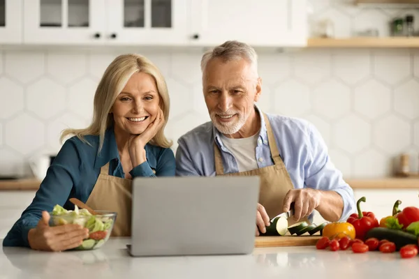 Lächelnde Ältere Ehepartner Suchen Rezept Auf Laptop Beim Kochen Der — Stockfoto