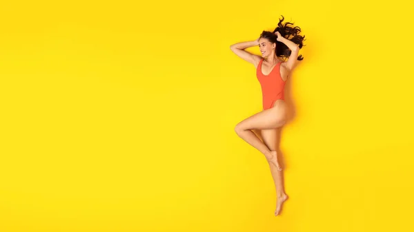 Oferta Vacaciones Verano Mujer Feliz Ajuste Traje Baño Naranja Posando —  Fotos de Stock