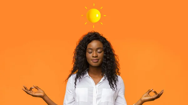 Hormonal Denge Sakin Siyah Kadın Portakal Rengi Arka Planda Güneşle — Stok fotoğraf