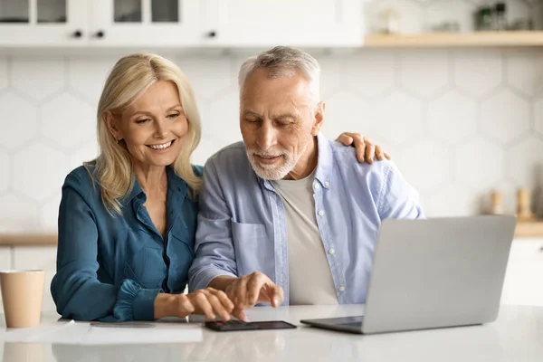 Lächelndes Älteres Ehepaar Mit Laptop Der Küche Das Hause Rechnungen — Stockfoto
