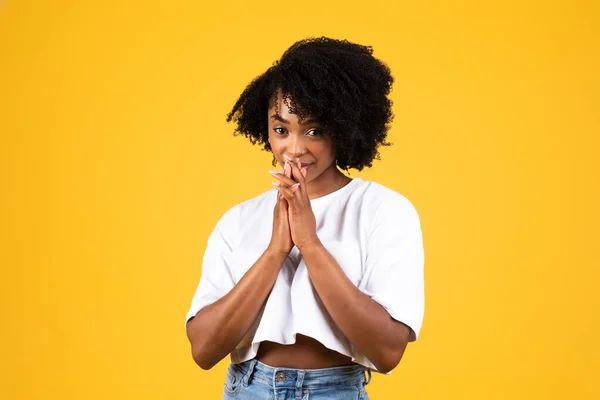 身穿白色T恤衫的漂亮的千年期非洲裔美国卷曲女人露出祈祷的痕迹 在黄色的工作室背景下被隔离 — 图库照片