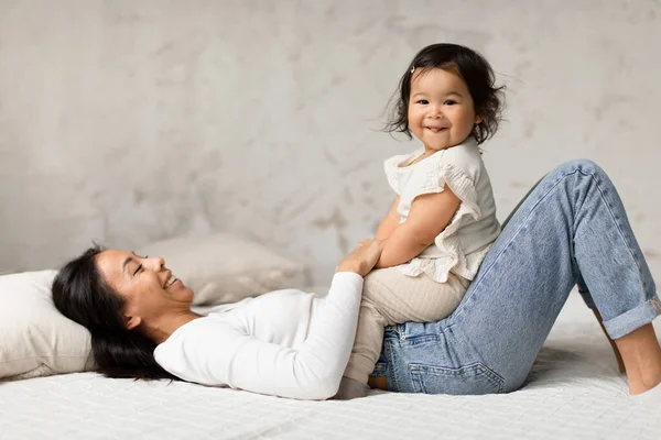 Babyhood Momenten Vreugdevolle Aziatische Moeder Spelen Met Baby Dochter Delen — Stockfoto