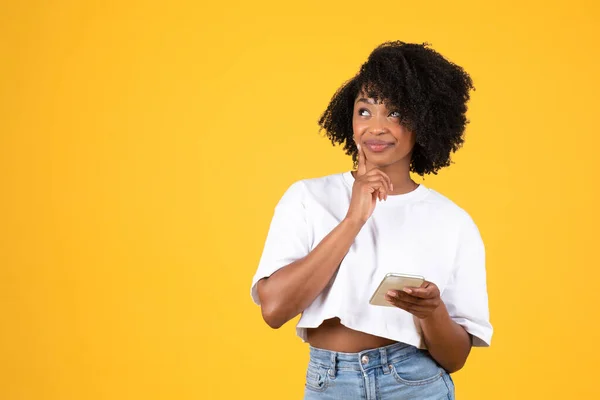 Senang Pensive Milenial African American Curly Woman White Shirt Typing — Stok Foto