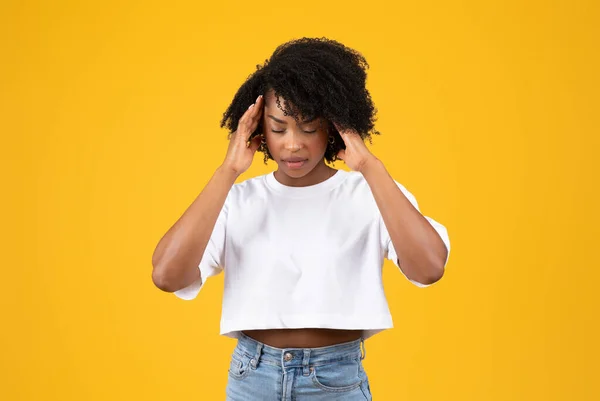 Verzweifelt Presst Eine Erschöpfte Afrikanisch Amerikanische Lockenkopf Frau Weißem Shirt — Stockfoto