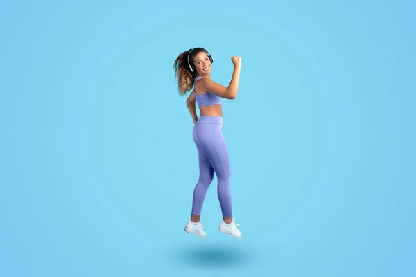 Smějící Tisíciletá Běloška Štíhlá Žena Sportovním Oblečení Sluchátkách Skákání Baví — Stock fotografie