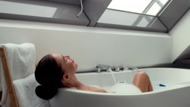 Conceito Êxtase Banho Jovem Mulher Pacífica Encontrar Relaxamento Água Espumosa — Vídeo de Stock