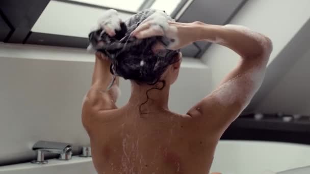 Luxe Haarverzorging Jonge Onherkenbare Vrouw Wassen Haar Haar Met Shampoo — Stockvideo