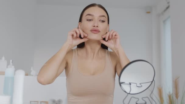 Procedimientos Yoga Facial Mujer Joven Positiva Haciendo Masaje Facial Levantamiento — Vídeo de stock