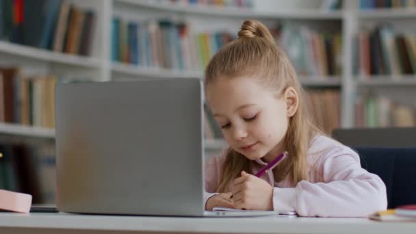 Menggabungkan Teknik Belajar Tradisional Dan Modern Konsentrat Membaca Gadis Kecil — Stok Video