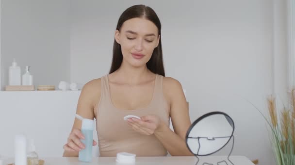 Tiefe Hautreinigung Junge Hübsche Dame Reinigt Ihre Gesichtshaut Mit Wattepad — Stockvideo