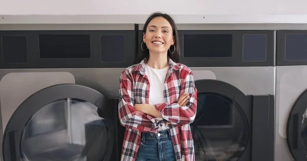 Πλυντήριο Self Service Ευτυχισμένη Νεαρή Γυναίκα Ποζάρει Κοντά Πλυντήρια Στέκεται — Φωτογραφία Αρχείου