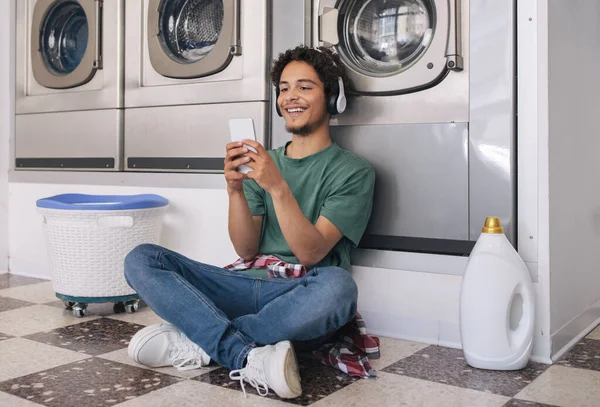 Εύκολο Πλυντήριο Ευτυχισμένος Τύπος Που Χρησιμοποιεί Smartphone Αναμονής Ενώ Ρούχα — Φωτογραφία Αρχείου