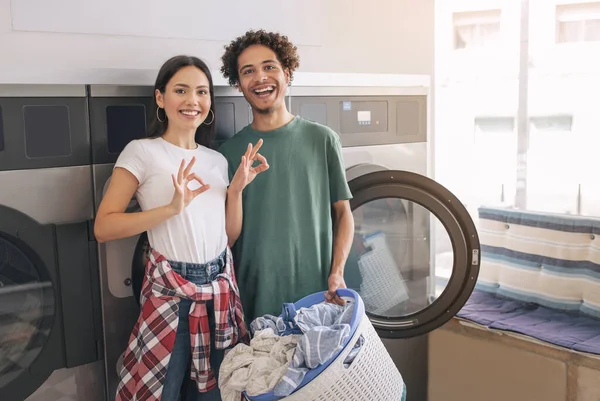 Μεγάλη Προσφορά Πλυντηρίου Joyful Ζευγάρι Gesturing Posing Κοντά Πλυντήρια Ρούχων — Φωτογραφία Αρχείου