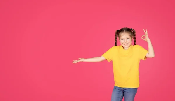 Happy Preteen Girl Pointing Copy Space Showing Gesture Schattig Opgewonden — Stockfoto