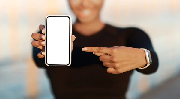 Sport App Lächelnde Schwarze Frau Zeigt Auf Leeres Smartphone Der — Stockfoto