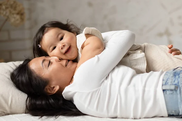 Amore Incondizionato Madre Cinese Che Abbraccia Sua Piccola Figlia Sdraiata — Foto Stock