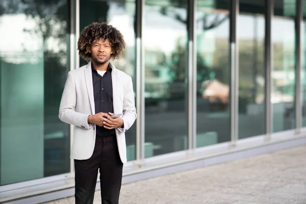 Afrikansk Amerikansk Medelålders Affärsman Kostym Står Nära Modern Kontorsbyggnad Håller — Stockfoto