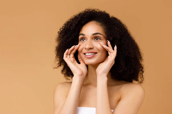 Šťastná Afroameričanka Mladá Žena Dotýkající Své Hladké Bezchybné Kůže Tvářích — Stock fotografie