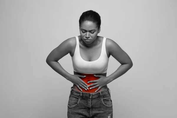 Enfermedad Gastrointestinal Concepto Calambres Menstruales Mujer Joven Afroamericana Infeliz Con — Foto de Stock