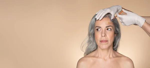 Kıdemli Beyaz Kadın Güzellik Prosedürü Kozmetik Uzmanı Botoks Yapan Eldivenler — Stok fotoğraf