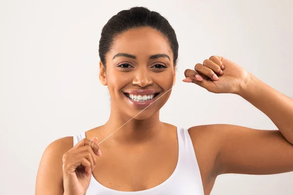 Retrato Alegre Jovem Mulher Negra Que Usa Fio Dental Boca — Fotografia de Stock