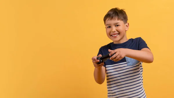 Fun Konzentriert Kleine Junge Shirt Halten Joystick Konsole Für Videospiel — Stockfoto