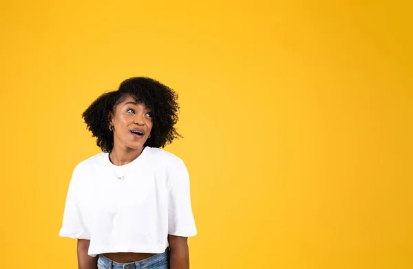 Glücklich Überrascht Millennial Afrikanisch Lockige Dame Weißem Shirt Blick Auf — Stockfoto