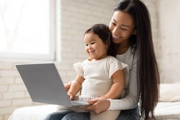 Baby Gadgets Koreaanse Moeder Peuter Kind Dochter Websurfen Laptop Computer — Stockfoto