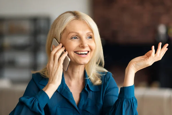 Akıllı Telefondan Arayan Konuşan Kol Hareketi Yapan Oturma Odasında Oturan — Stok fotoğraf