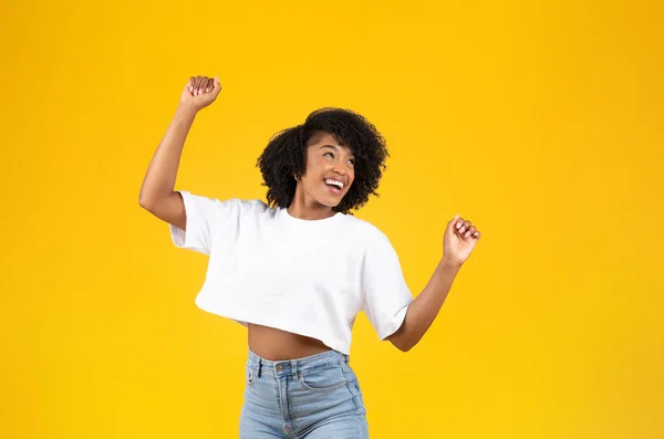 Happy Millennial Afrikanisch Lockige Frau Weißem Shirt Hat Spaß Tanzt — Stockfoto